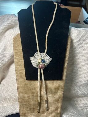Cottagecore ! Vintage - Cream Satin Cord Floral Lace Bolo Necklace